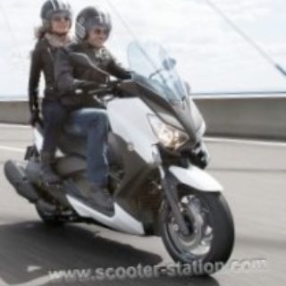 novij-maksiskuter-yamaha-x-max-400-2013-postupit-k_32.jpg