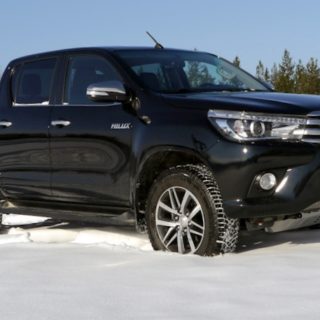 toyota-hilux-pick-up-gun126l-sinij-vorotnichok_1.jpg