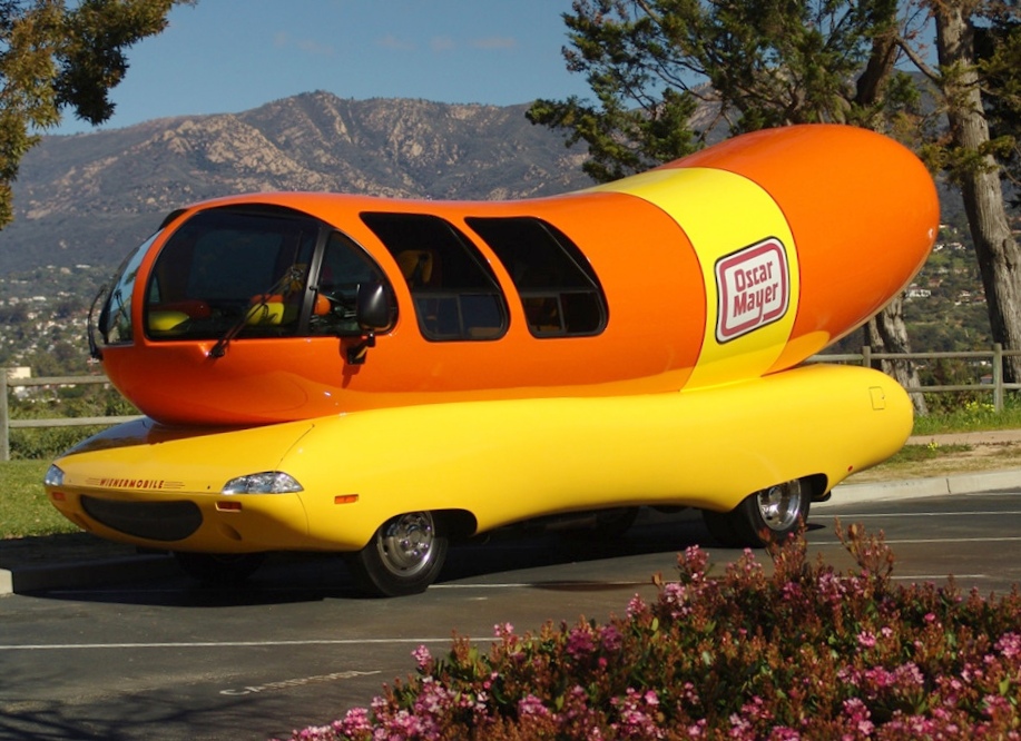 Wienermobile-hot-dog-na-kolyosah